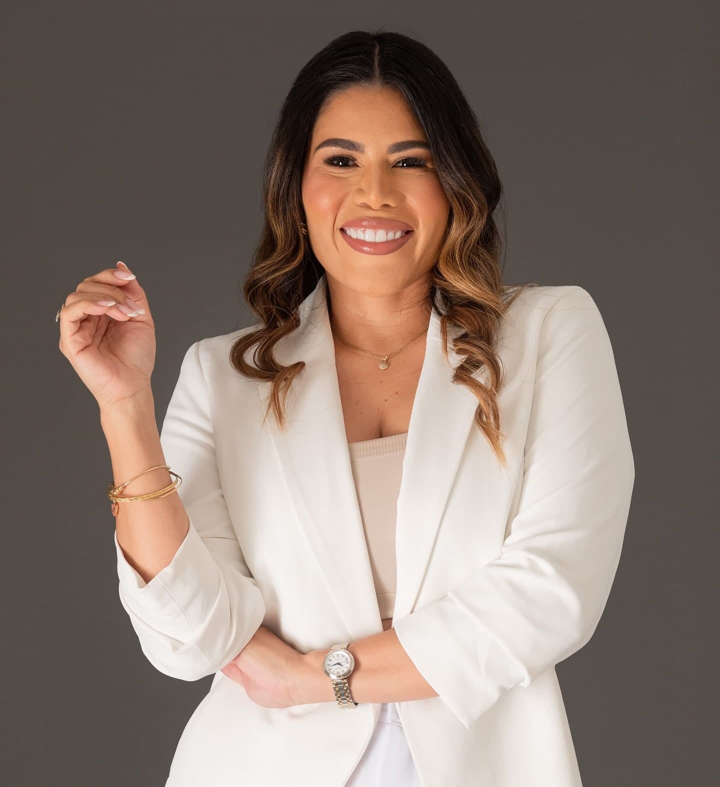 La Dra. Diany Echávez sonriendo, con blazer blanco